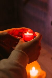 Se enciende una vela o un candil mientras se reza la oración para curar el mal de ojo.