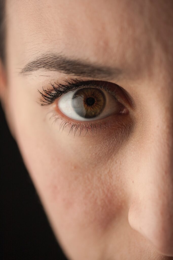 Se dice que algunas personas pueden causar mal a otras sólo con su mirada. Esto se conoce como mal de ojo.
